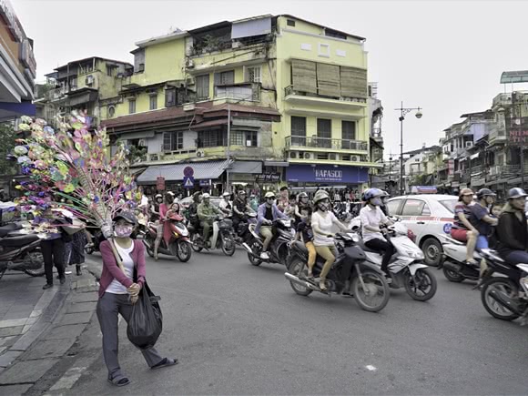 Die Straßen von Hanoi voller Mopeds